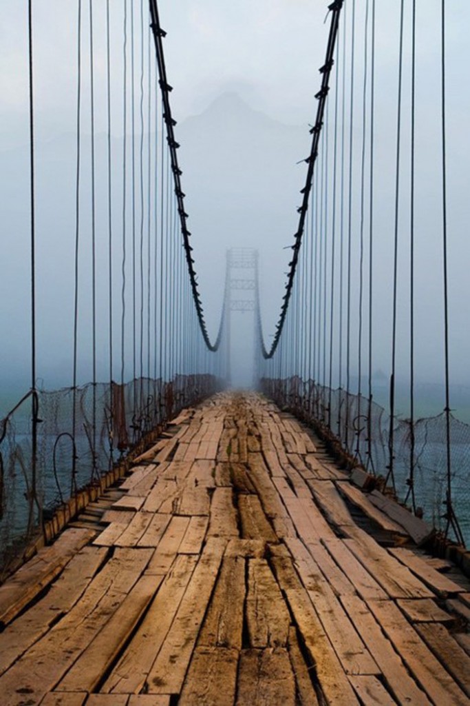 比這座俄羅斯搖搖欲墜的木橋更恐怖的是它仍在使用中
